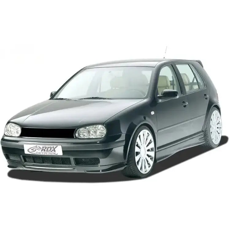 Frontspoiler Volkswagen Golf 4 97-05 GT4 svart bil skrått forfra med sølvfelger og sportspregede detaljer.