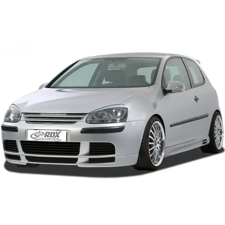 Frontleppe Volkswagen Golf 5 03-09 montert på sølvfarget bil med sportsfelger og lav bakkeklaring.