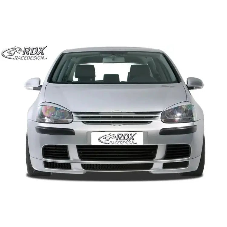 Spoiler til Volkswagen Golf 5 03-09 montert på sølvfarget bil, frontvisning med RDX-logo.