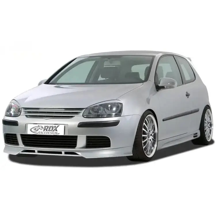 Frontleppe Volkswagen Golf 5 GTI-look montert på sølvfarget bil med sportslig styling, hvit bakgrunn.