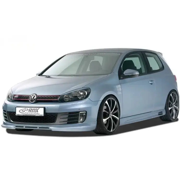 Frontspoiler Volkswagen Golf 6 GTI/GTD lyseblå, trekvart front, sorte felger og tonede ruter.