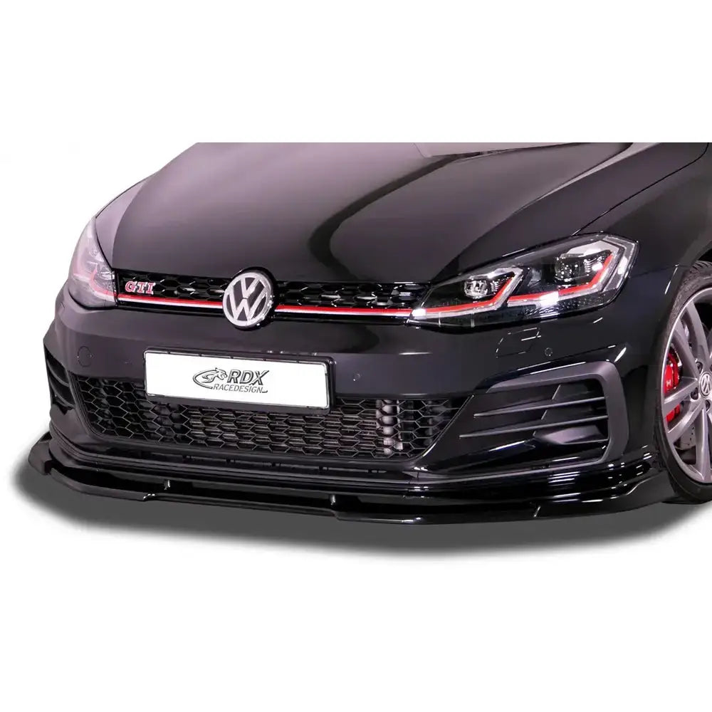 Frontleppe Volkswagen Golf 7 Facelift GTI med svart spoiler og røde detaljer på grill og bremser.