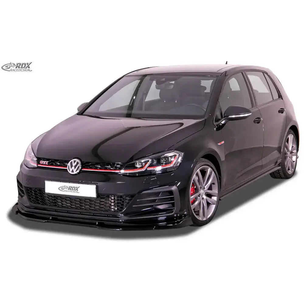 Frontspoiler Volkswagen Golf 7 Facelift GTI med røde grilldetaljer og store aluminiumsfelger.