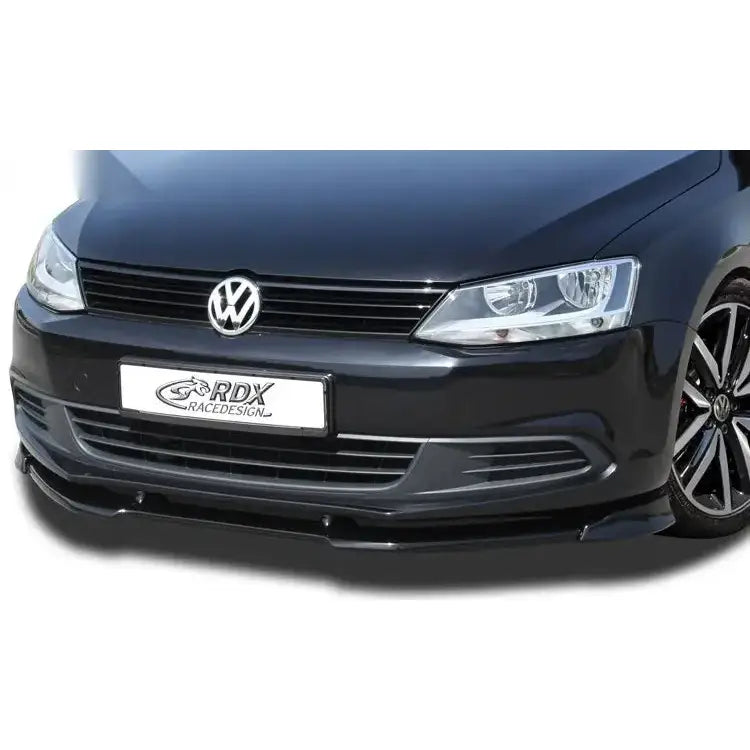 Frontspoiler Volkswagen Jetta 6 10- sett forfra med RDX Racdesign-skilt og detaljerte felger.