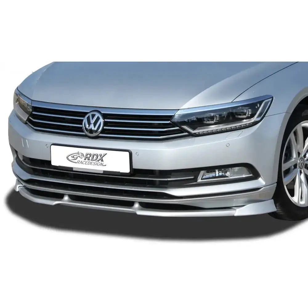 Frontspoiler Volkswagen Passat 3G B8 14-19 sett forfra med synlig grill, plastspoiler og deler av frontlykt.