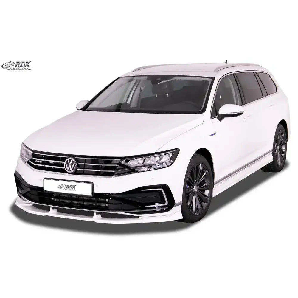 Frontleppe på Volkswagen Passat 3G B8 GTE/R-Line med sorte detaljer, sett skrått forfra mot hvit bakgrunn.