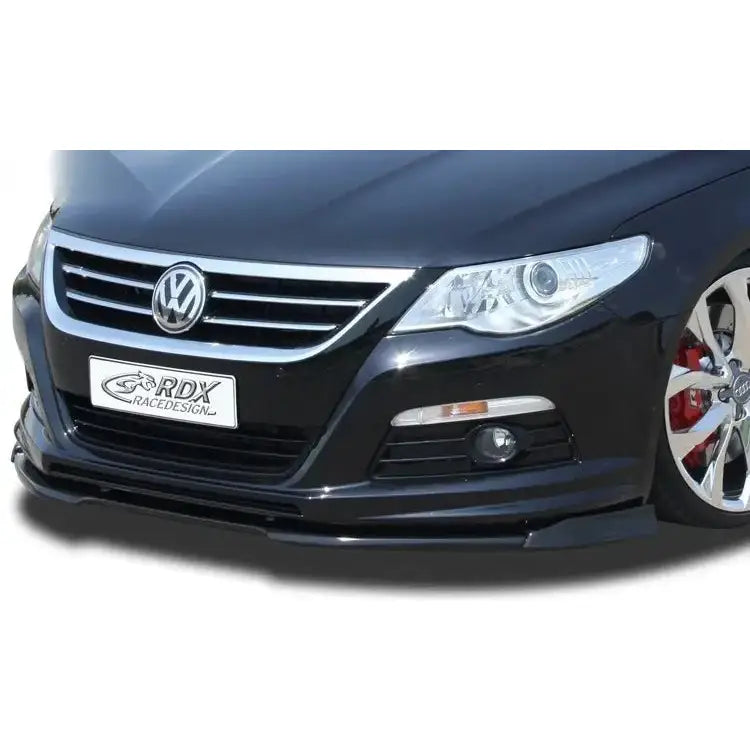 Frontspoiler Volkswagen Passat CC 08-12 R-Line i blank sort med kromdetaljer, sett skrått forfra.