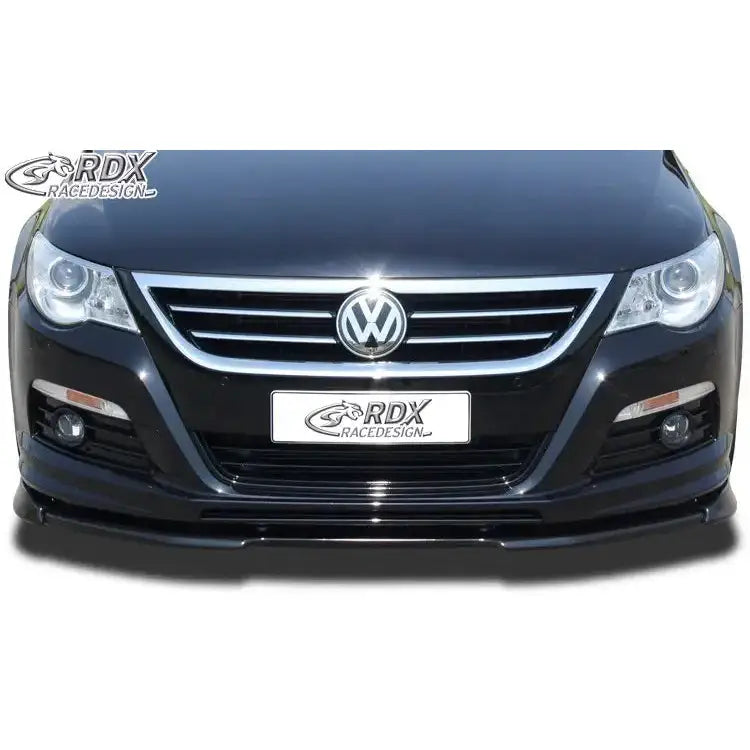Front splitter til Volkswagen Passat CC 08-12 R-Line, sort plast montert under støtfanger, sett forfra.