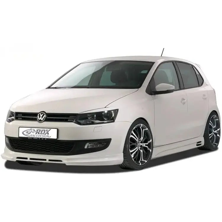 Frontspoiler Volkswagen Polo 6R 09-14 med svarte felger og sporty detaljer sett skrått forfra.