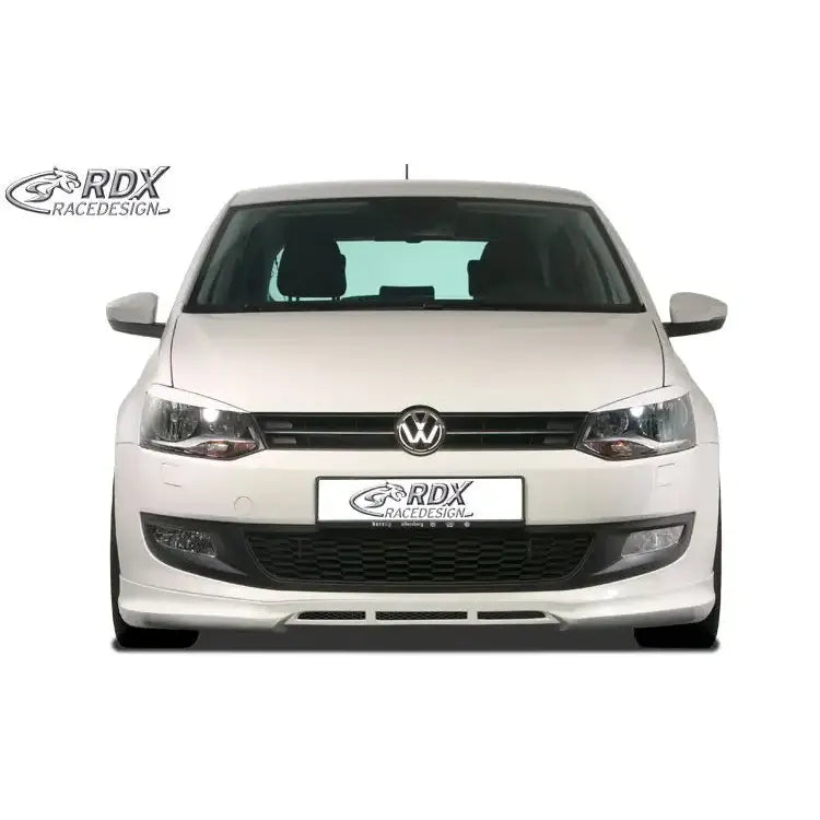 Spoiler på Volkswagen Polo 6R 09-14, hvit bil forfra med sorte detaljer og RDX RACEDESIGN-logo.