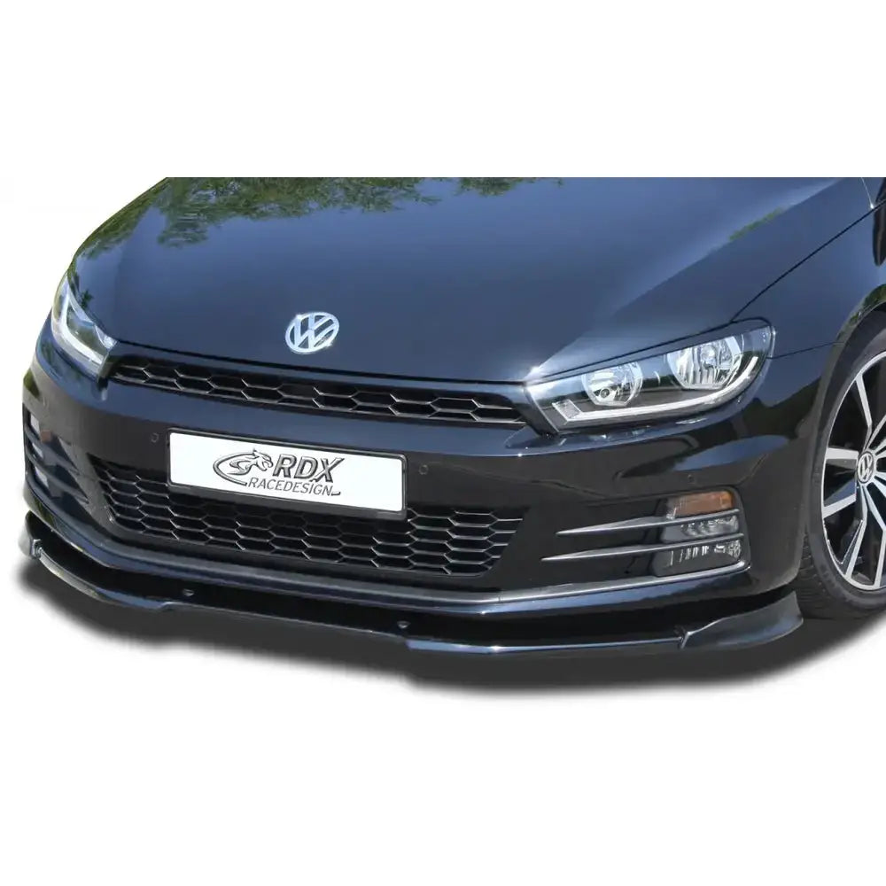 Frontspoiler Volkswagen Scirocco 3 i blank svart plast med sportslig design og tydelige luftinntak.