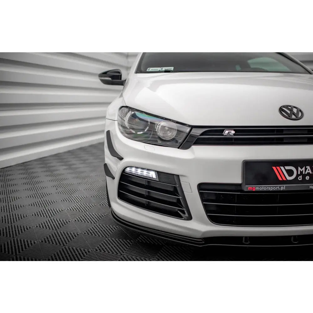 Front splitter på Volkswagen Scirocco R Mk3, nærbilde av høyre front med lykter og svarte detaljer.