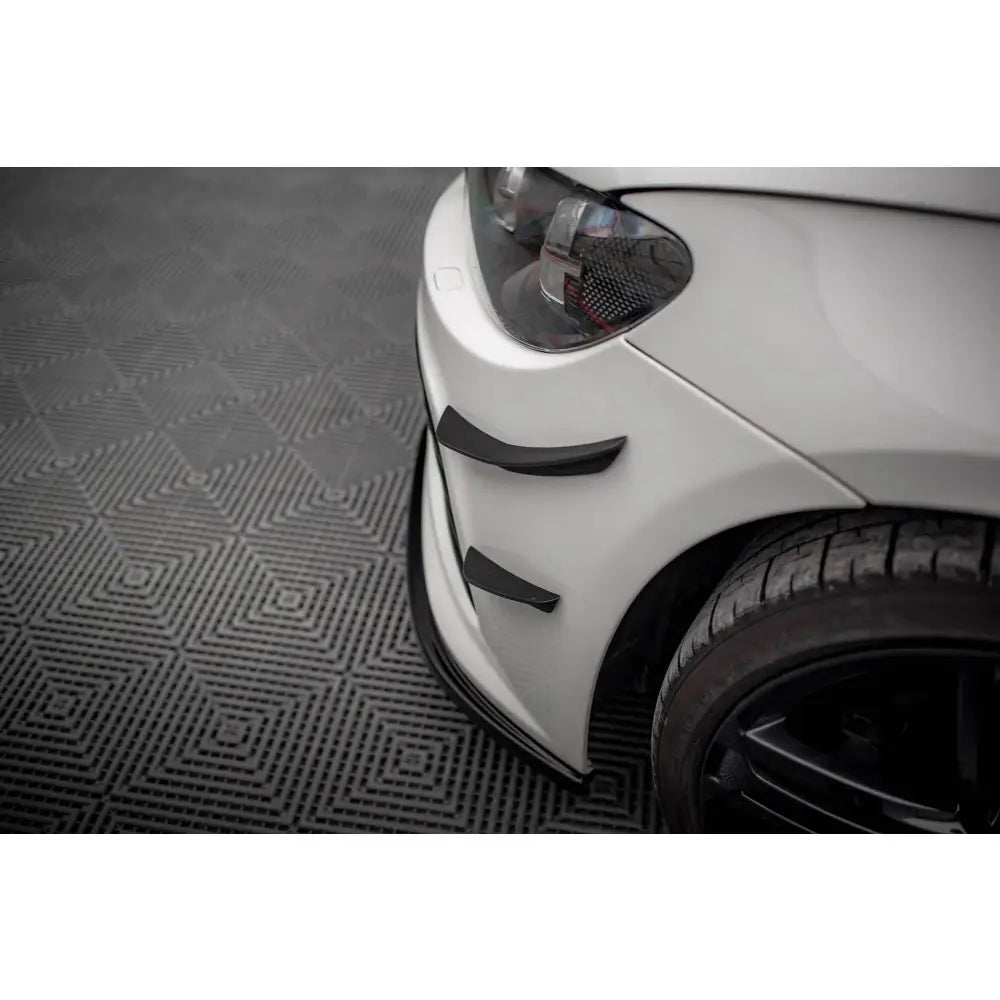 Front lip på Volkswagen Scirocco R Mk3 med sorte detaljer på hvit frontskjerm og svarte felger.