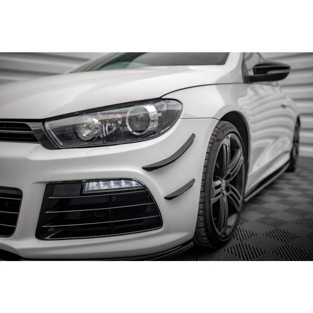 Frontspoiler Volkswagen Scirocco R Mk3 med tre sorte aerodynamiske detaljer på hvit støtfanger.