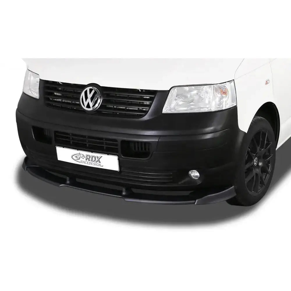 Frontspoiler Volkswagen T5 montert på hvit varebil med sort frontfanger, grill og svarte felger.