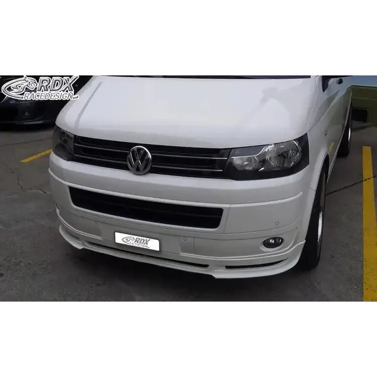 Frontspoiler Volkswagen T5 Facelift 09-15 med ekstra leppe og svarte detaljer sett forfra i skrå vinkel.