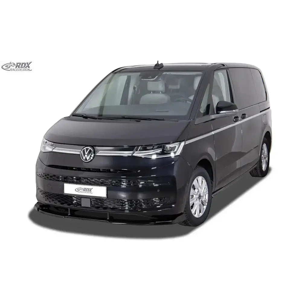 Frontleppe på Volkswagen T7 varebil med LED-lykter og blanke detaljer, sett skrått forfra mot hvit bakgrunn.