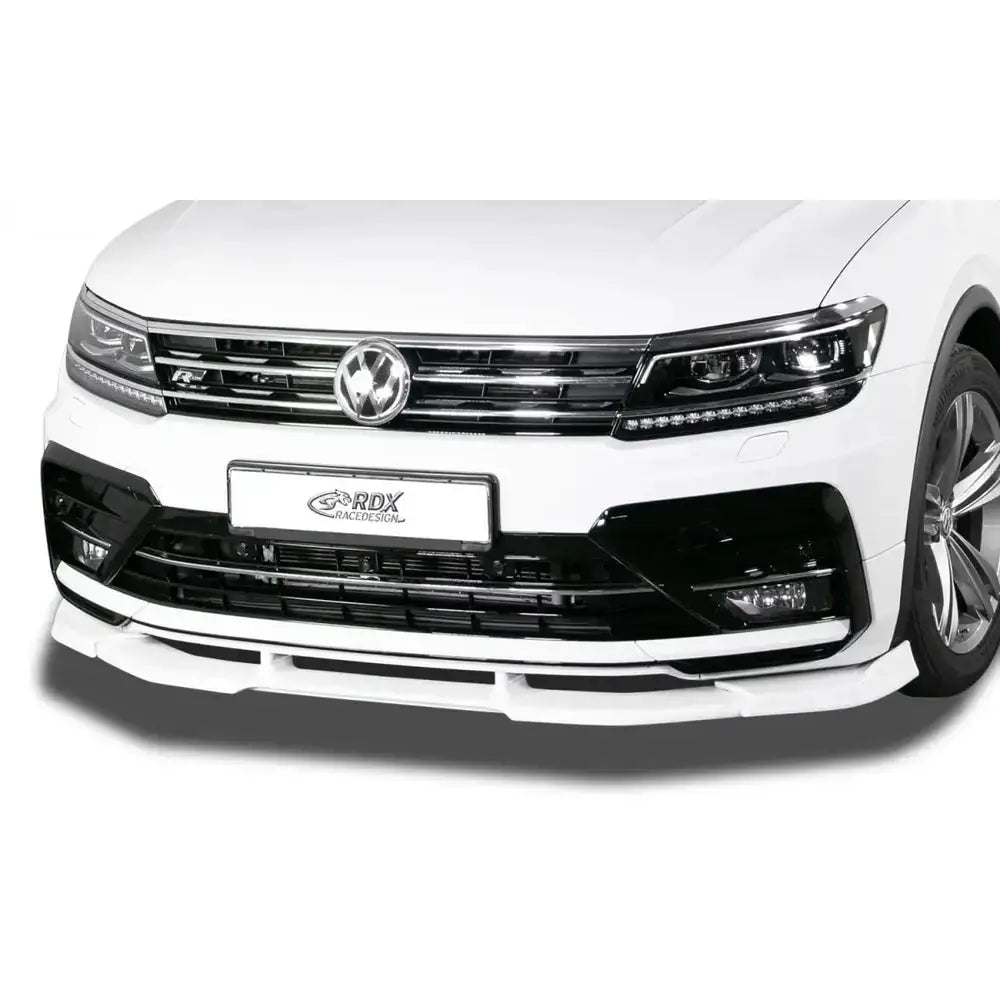 Frontspoiler Volkswagen Tiguan 16- R-Line i hvitt med sølv grill og sorte detaljer i nærbilde.