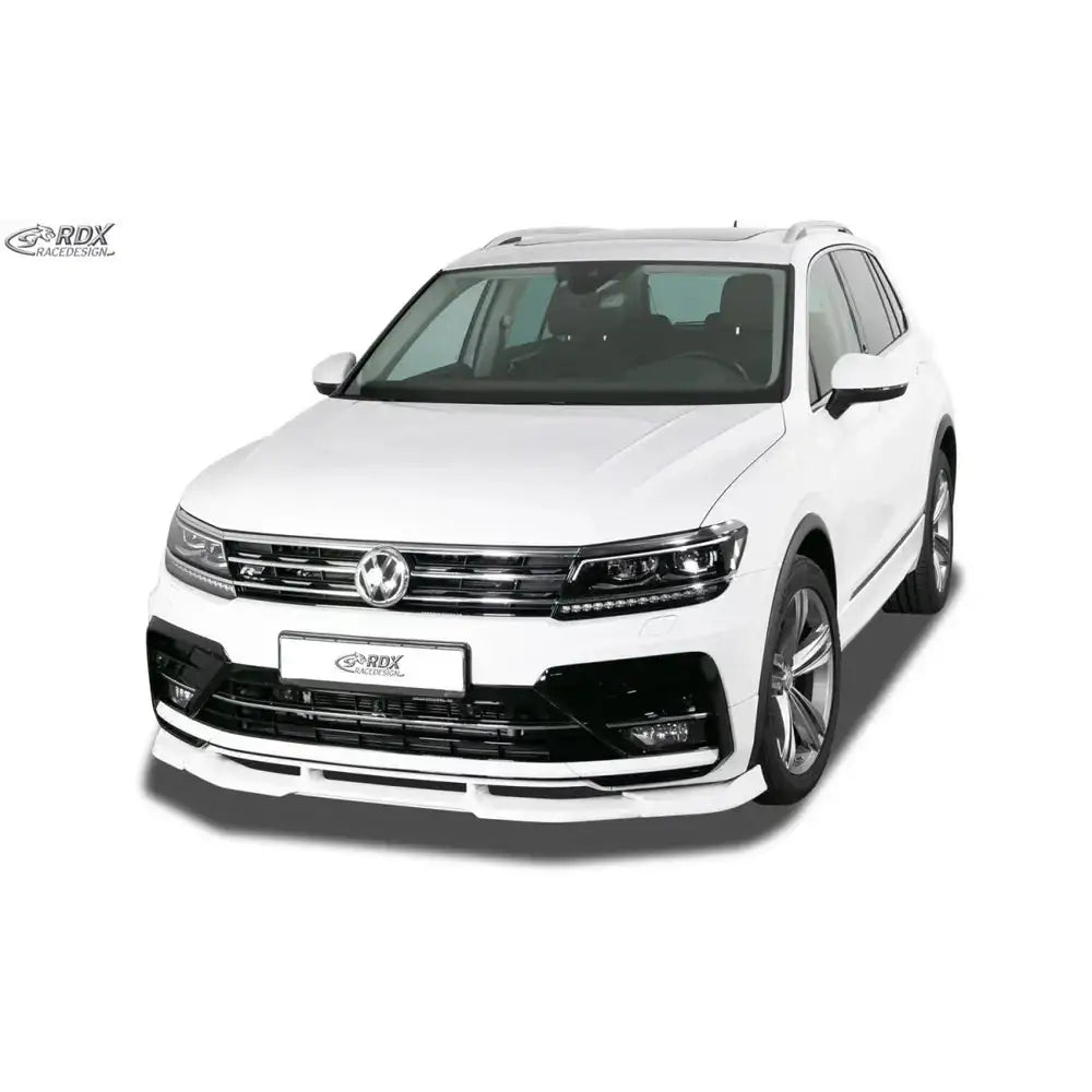 Frontleppe Volkswagen Tiguan 16- R-Line hvit SUV med sorte detaljer og sølvfelger mot hvit bakgrunn.