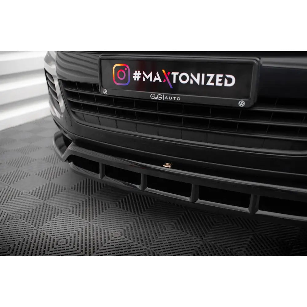 Front splitter på Volkswagen Touareg Mk2, sort plast, skrått forfra, montert med markerte luftinntak.