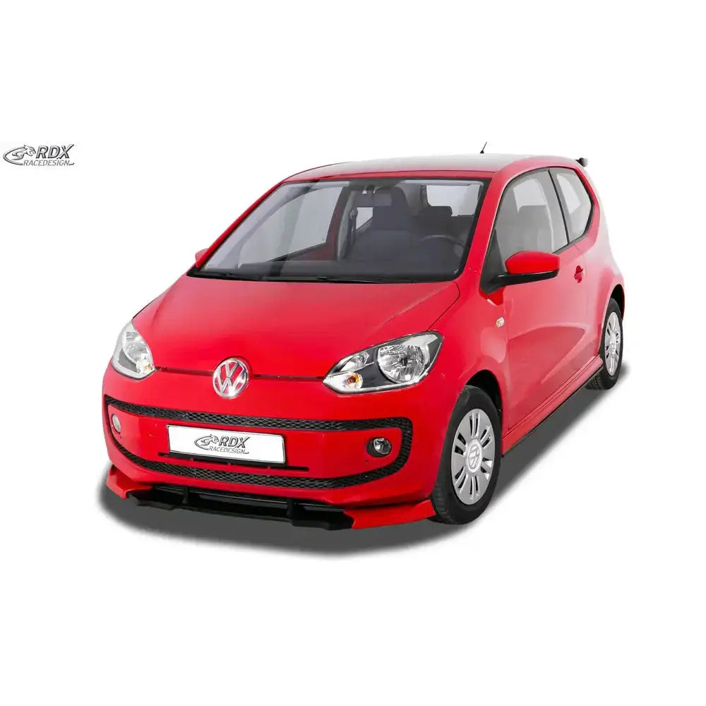 Frontleppe på rød Volkswagen Up -16 med svarte detaljer og VW-logo, sett skrått forfra mot hvit bakgrunn.
