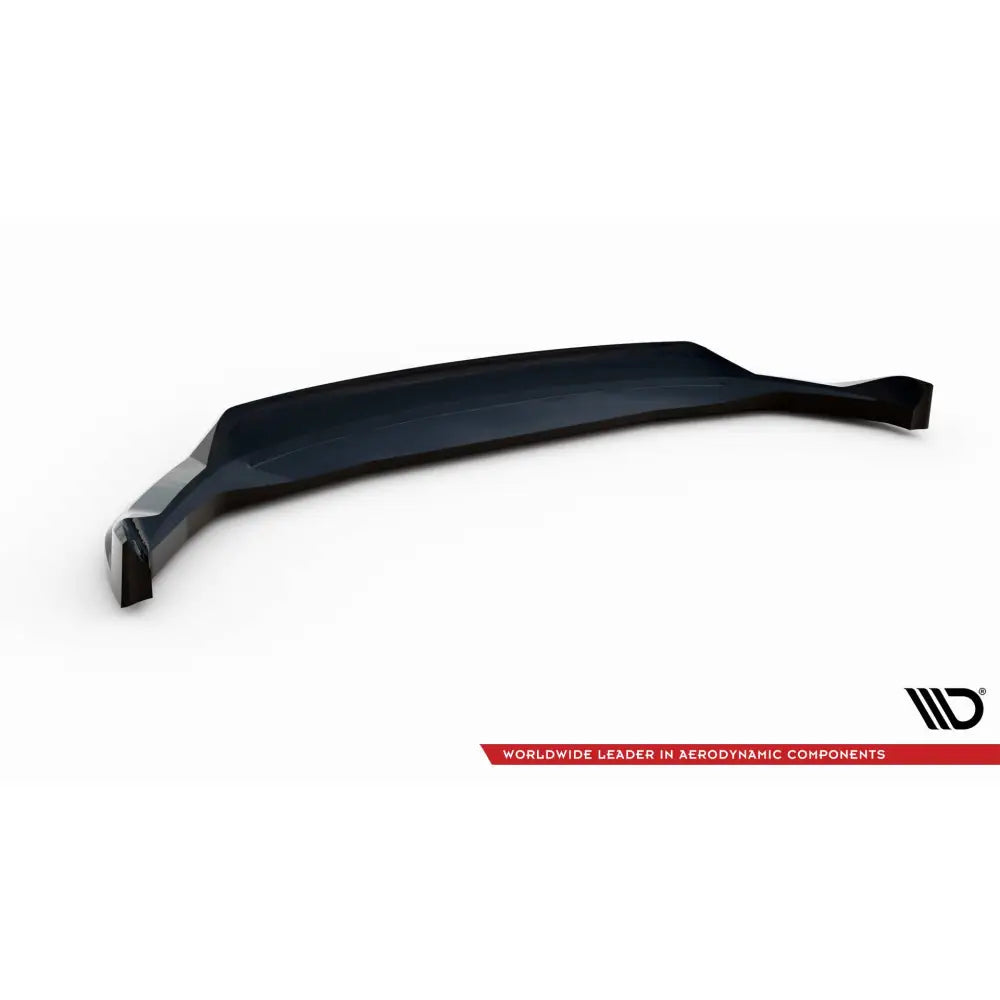 Frontspoiler til Volvo C40 Mk1, sort plast med vinklede kanter, sett skrått ovenfra mot hvit bakgrunn.