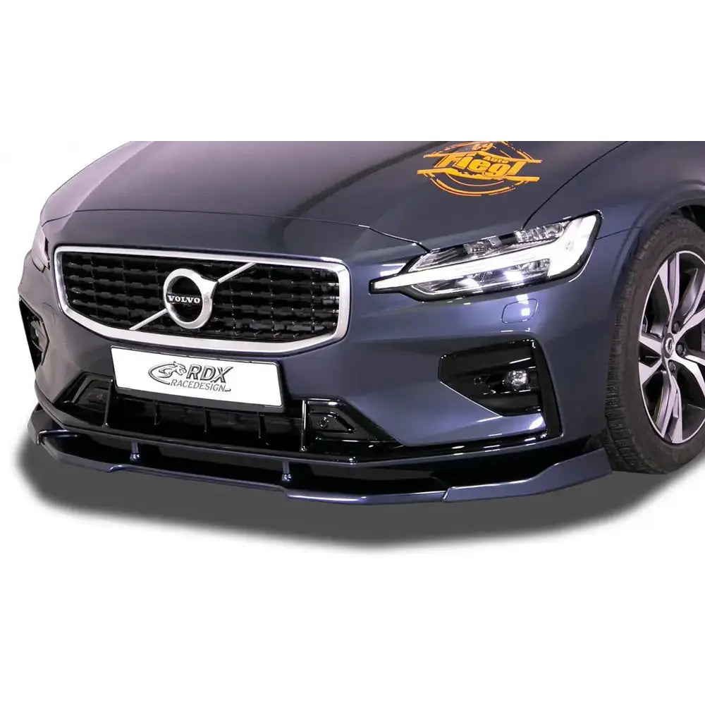 Frontspoiler til Volvo S60/V60 R-Design 18-, nærbilde montert under støtfanger på mørkeblå bil.