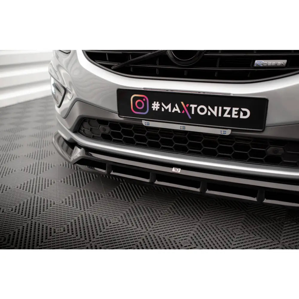 Front splitter på Volvo XC60 R-Design Mk1 Facelift, sølvfarget front med sort grill og detaljer i blank plast.