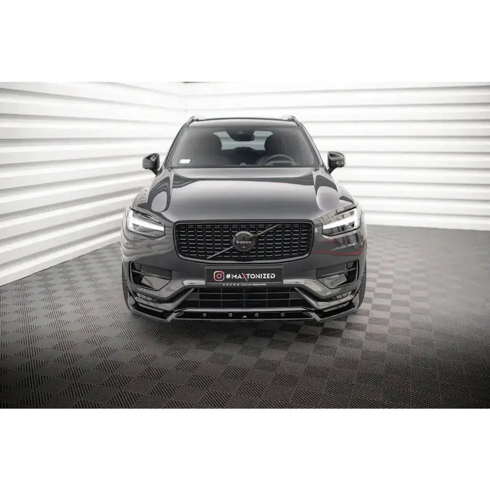 Frontspoiler på Volvo XC90 R-Design Mk2 Facelift, sett forfra med sort grill og markante frontlykter.