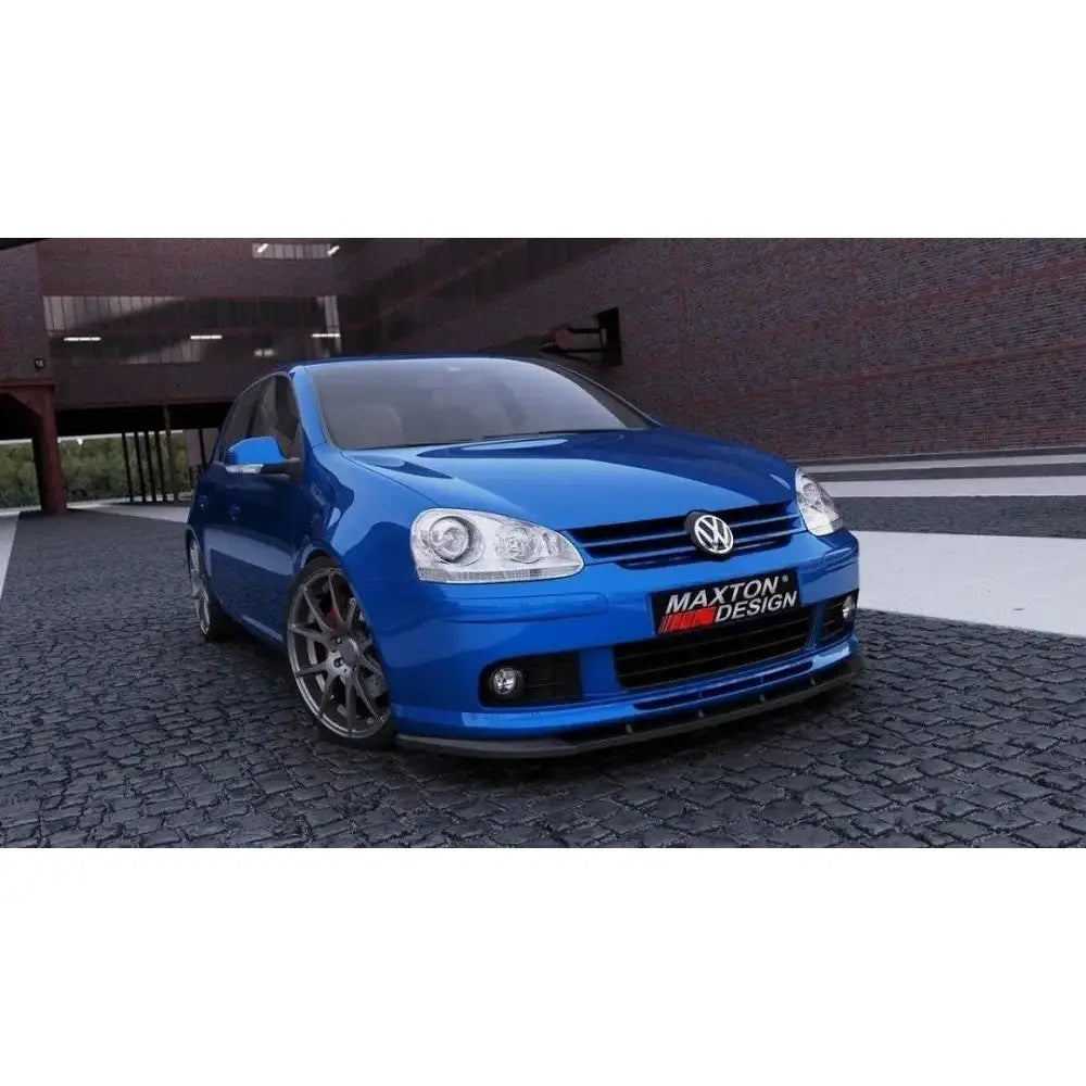 Frontleppe til VW Golf Mk5 montert på blå bil med store felger og senket understell.