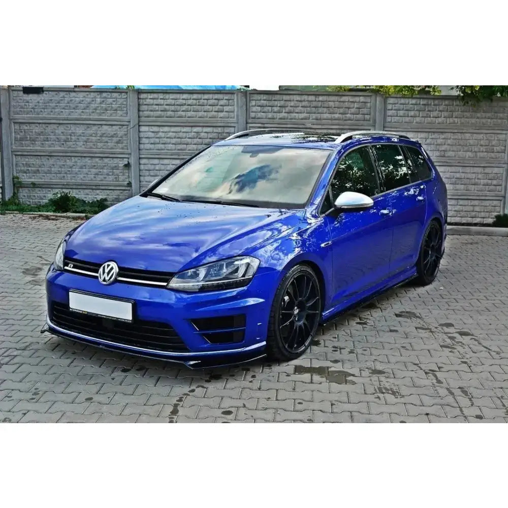 Spoiler på VW Golf Mk7 R V.2 blå stasjonsvogn med sorte felger sett skrått forfra på brostein.