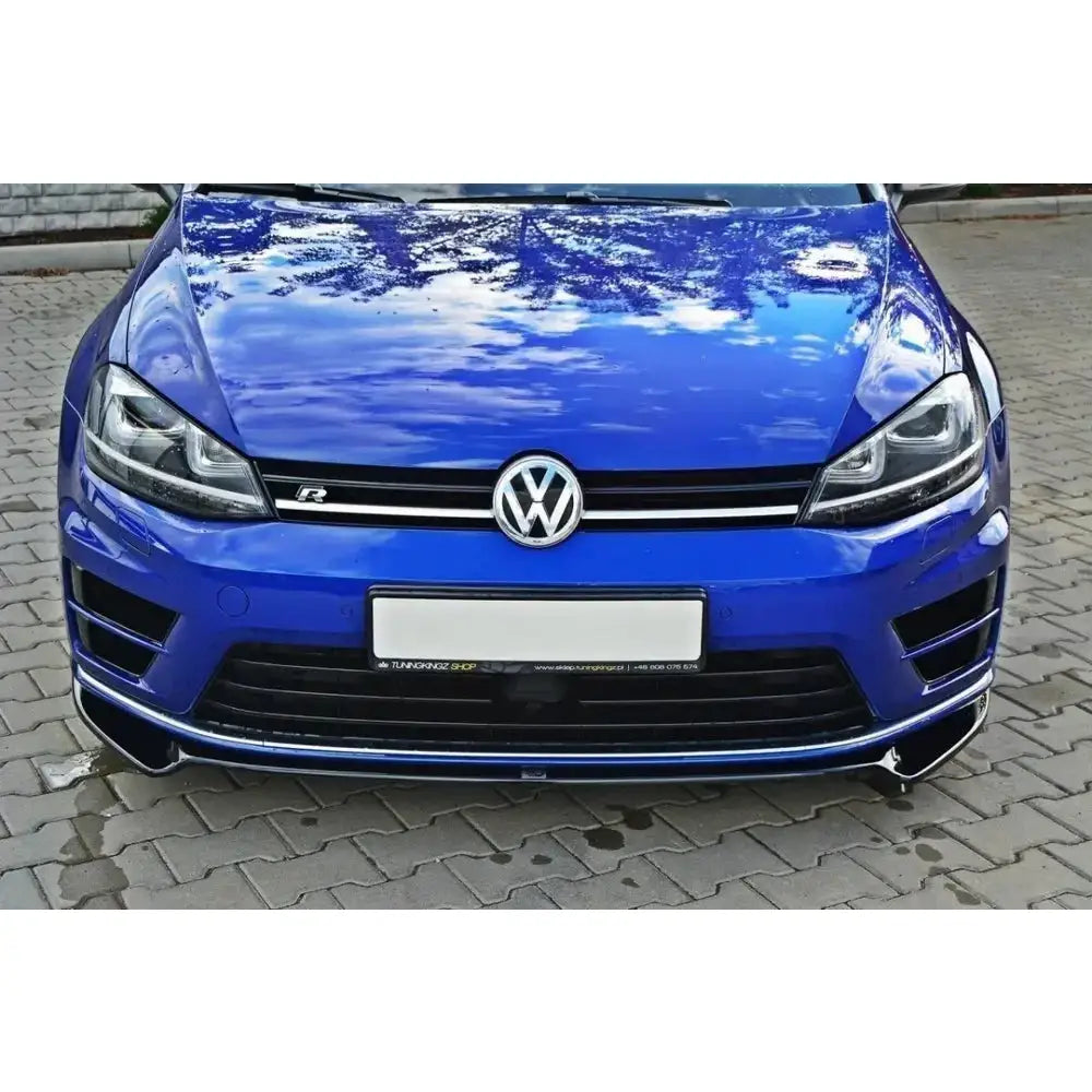 Front splitter på VW Golf Mk7 R V.2 med kromdetaljer og blå glanset finish sett rett forfra.