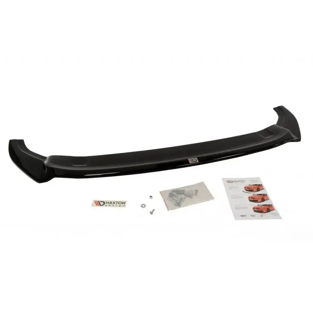 Front lip til VW Golf Mk7 R V.2 sett ovenfra med monteringsutstyr og instruksjonsark på hvit bakgrunn.