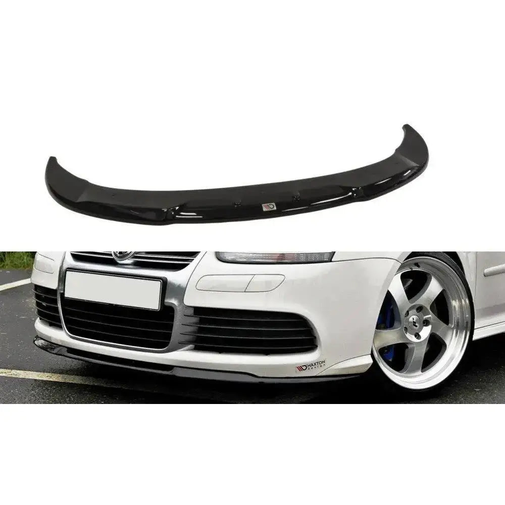 Frontspoiler VW Golf V R32 Cupra i blank sort plast, montert på hvit bil vist fra front og høyre side.