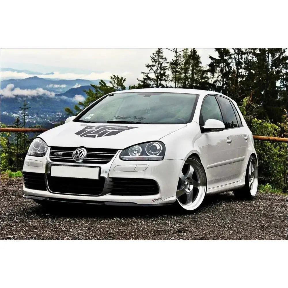 Frontleppe på VW Golf V R32 Cupra, hvit bil med svart pansermerke og store aluminiumsfelger utendørs.