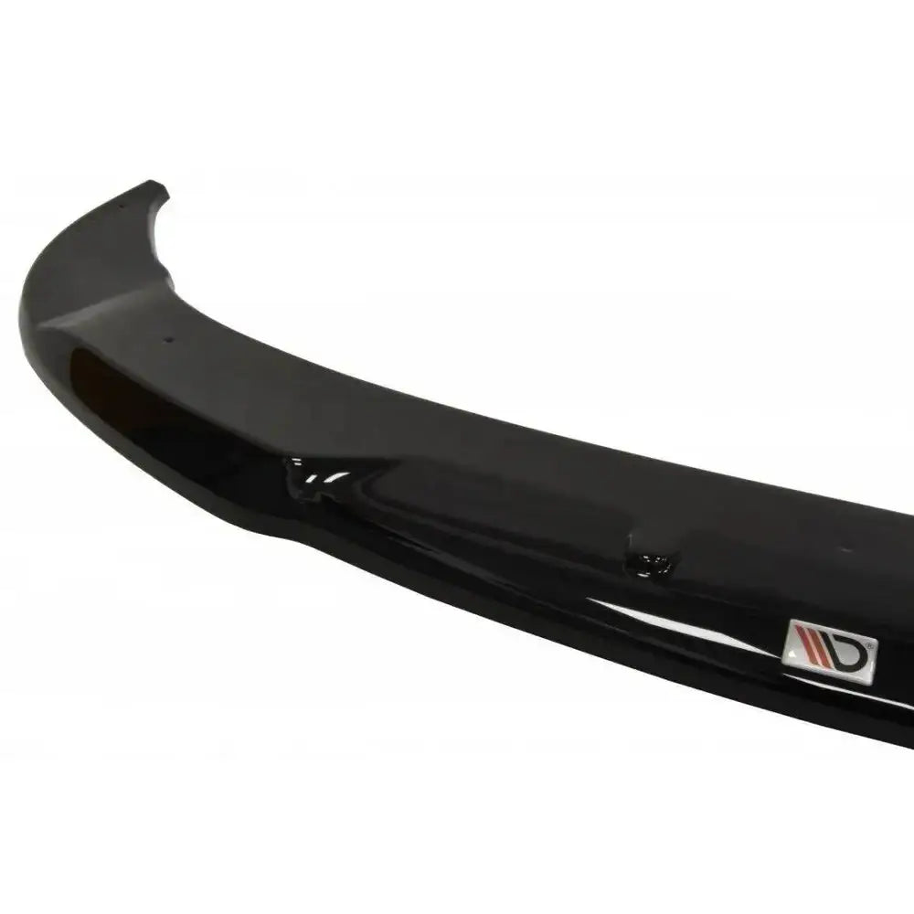 Front splitter for VW Golf V R32 Cupra i sort, blank plast sett fra skrå vinkel med logo-merke.
