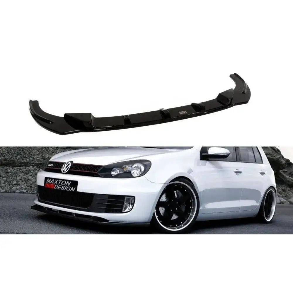 Frontspoiler VW Golf VI GTI i sort blank plast, montert på hvit bil med sportslig design.