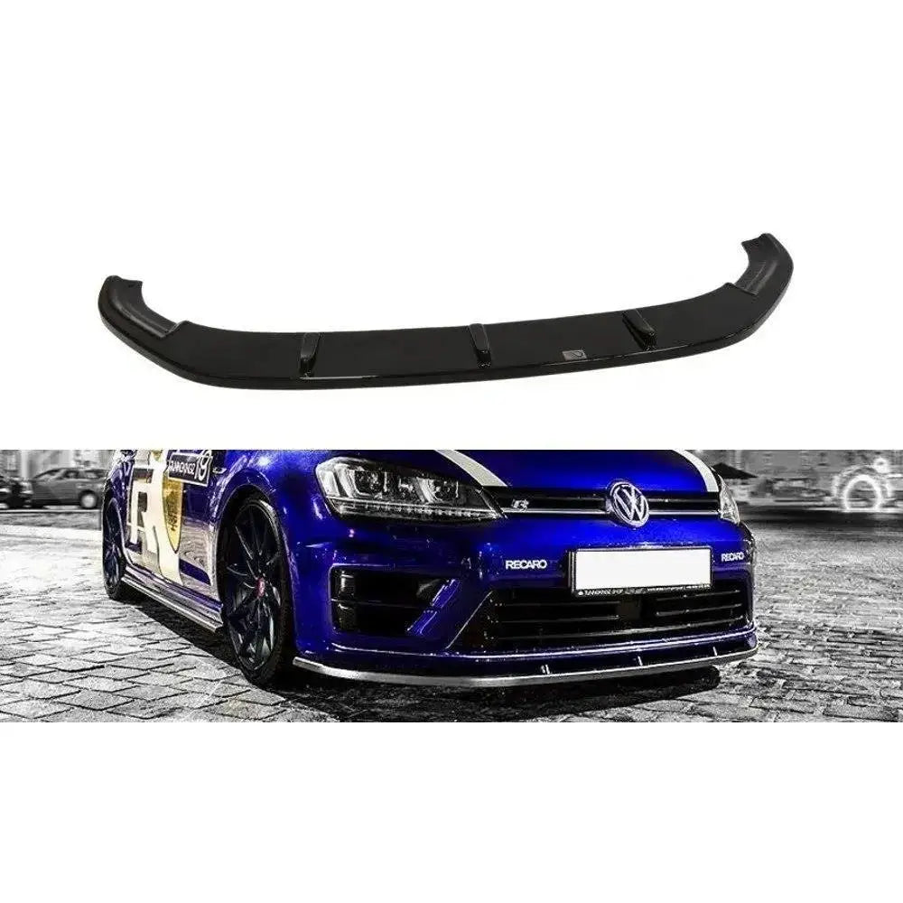 Frontspoiler VW Golf VII R i svart plast, vist både isolert og montert på blå sportsbil med sporty detaljer.
