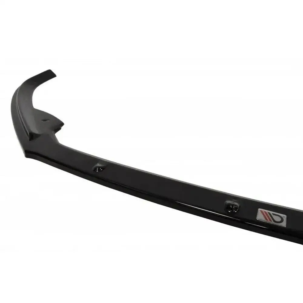 Front lip til VW Jetta VI GLI i sort plast med glanset overflate og synlig logo fra skrå vinkel.