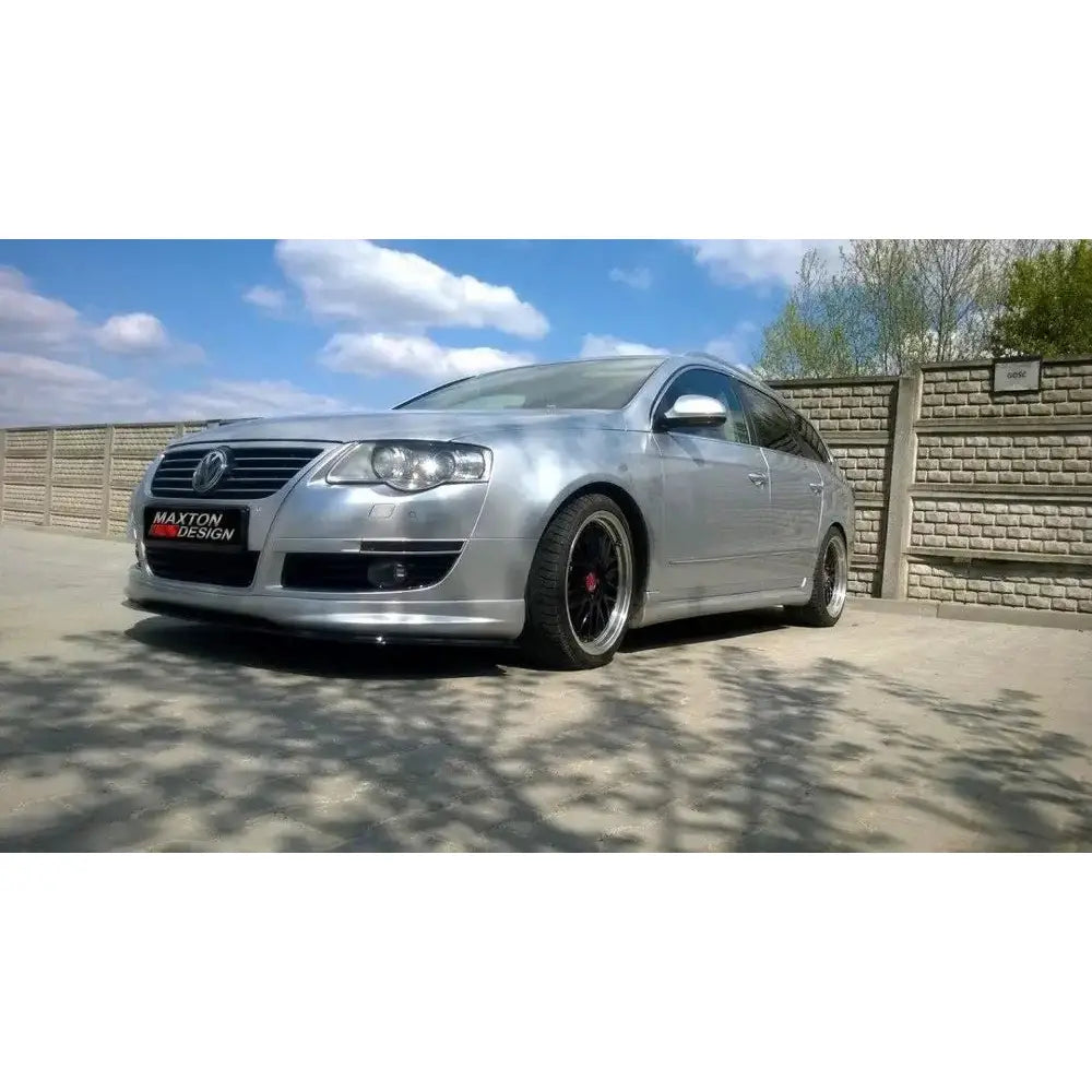 Frontleppe på VW Passat B6 R-Line med sorte felger og lavprofildekk sett utendørs på asfalt.