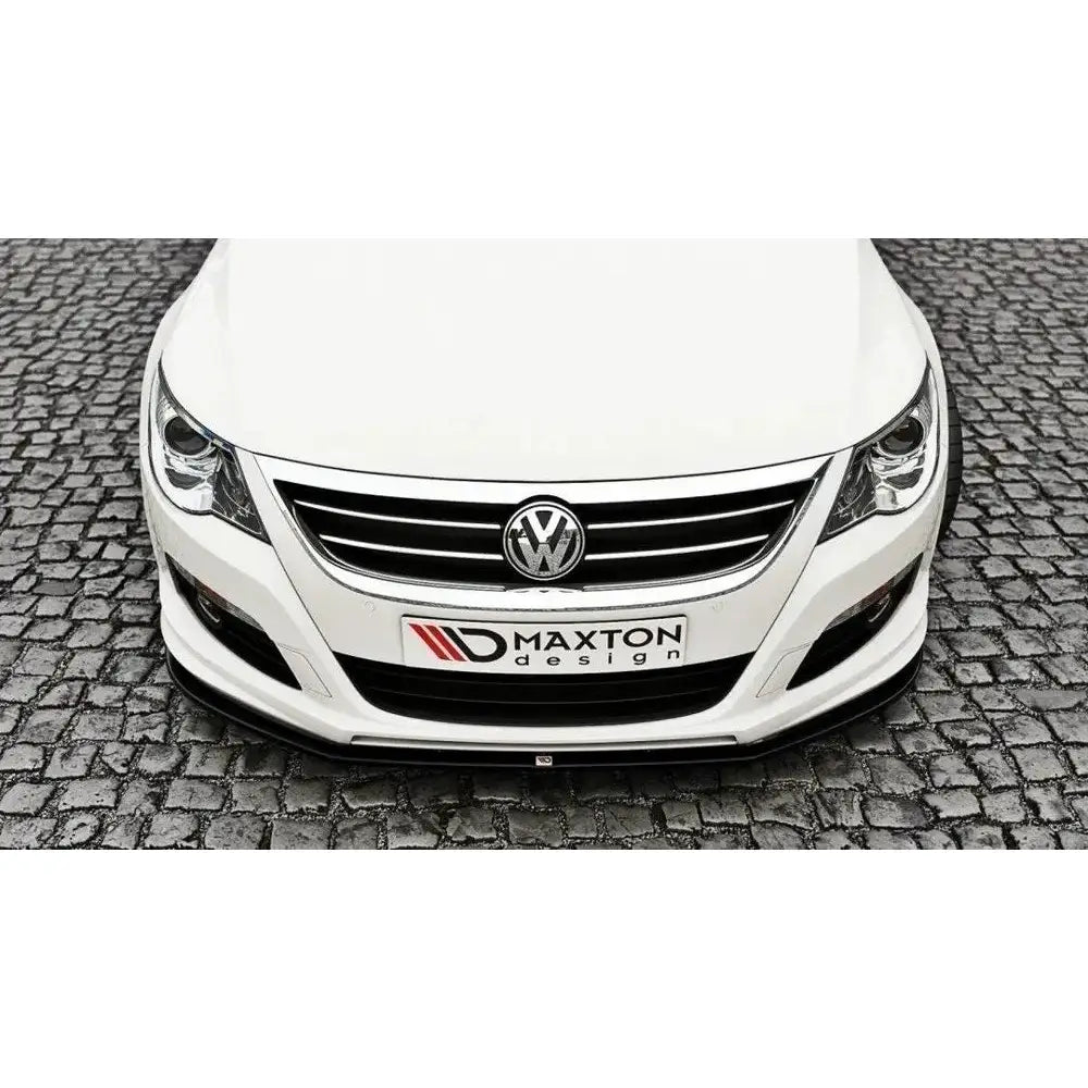 Spoiler til VW Passat CC R36 Rline, nærbilde av sort frontsplitter med kromdetaljer på hvit bil.