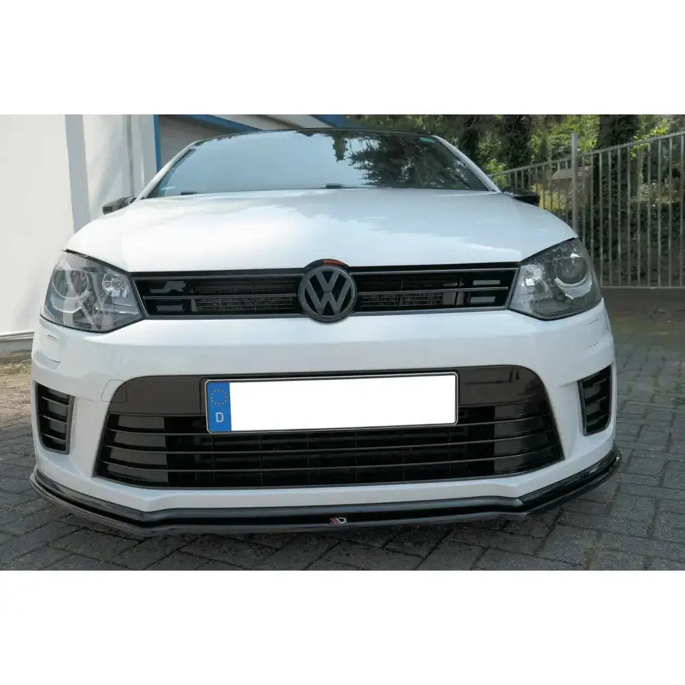 Spoiler på VW Polo Mk5 R WRC, hvit bil med svart grill og plastdetaljer på fronten.