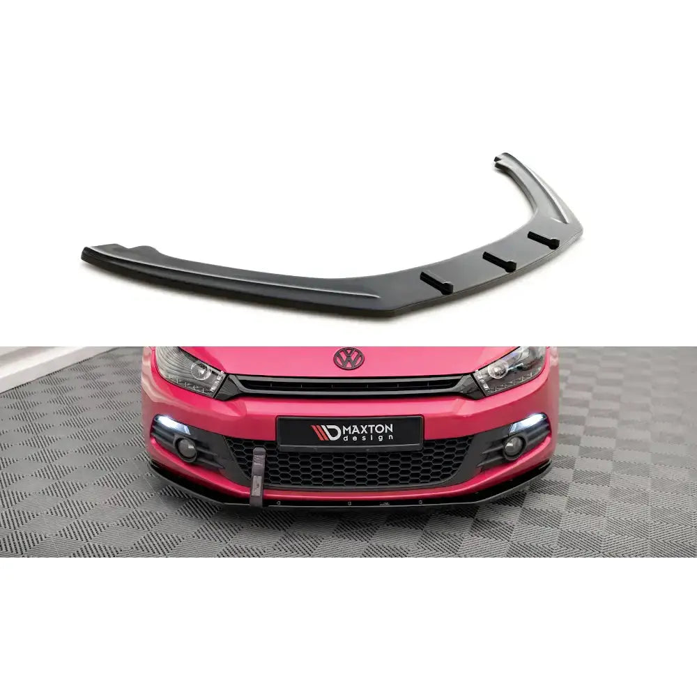 Frontspoiler til VW Scirocco i sort plast, vist som enkeltprodukt og montert på rød bil med aerodynamiske detaljer.