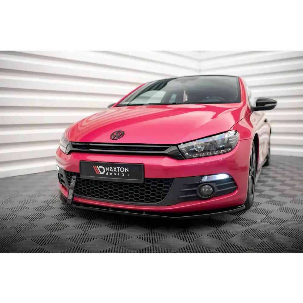 Frontleppe VW Scirocco rød metallic med sorte felger og Maxton design-logo på skiltet, sett forfra.