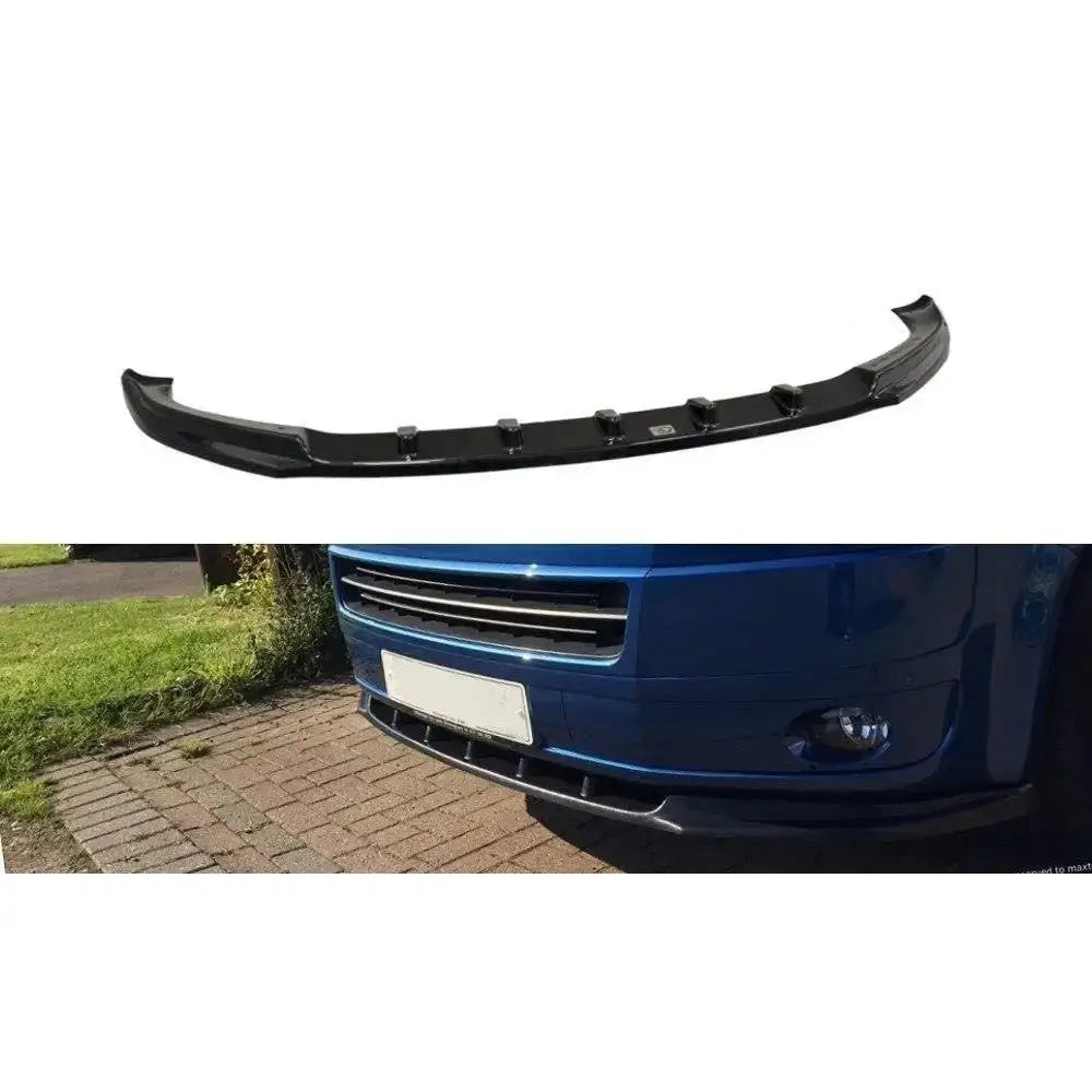 Frontspoiler VW T5 facelift i sort plast med blank finish, vist separat og montert på blå bil.