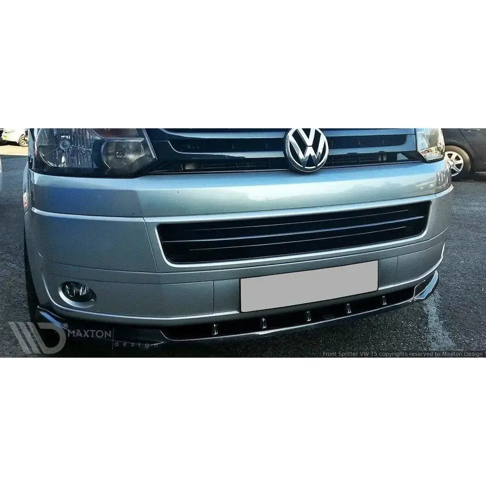 Front splitter på VW T5 facelift, sort splitter med vertikale detaljer under sølvfarget støtfanger.