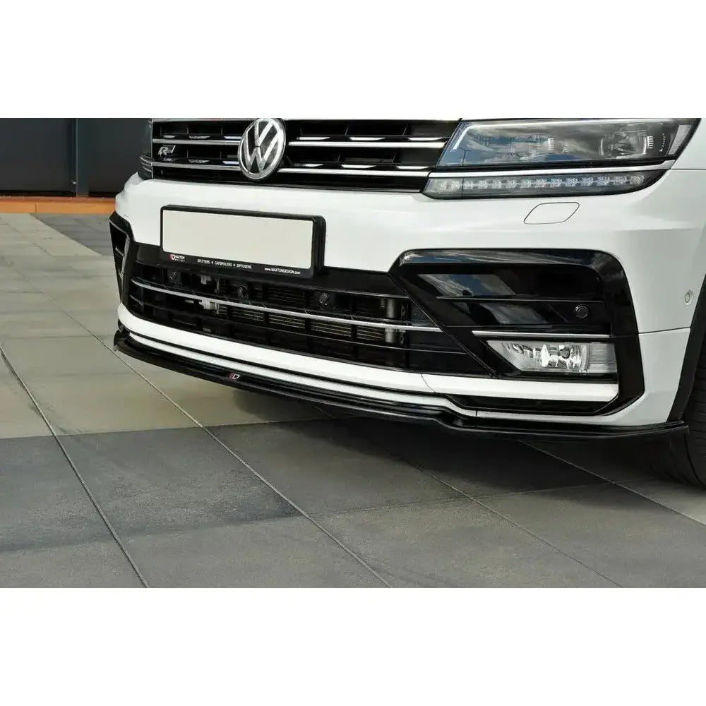 Frontspoiler VW Tiguan Mk2 R-Line i sort blank plast montert under støtfanger, sett forfra og litt fra siden.