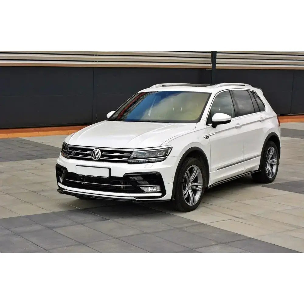 Frontleppe på VW Tiguan Mk2 R-Line hvit SUV med svarte detaljer, store felger og mørke ruter.