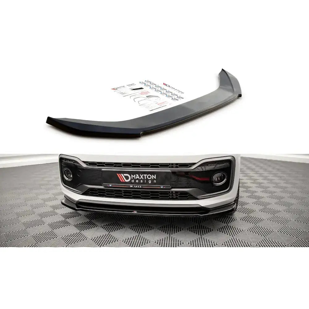 Frontspoiler VW Up GTI 18- i sort plast, vist med monteringsutstyr og montert på bilens frontfanger.