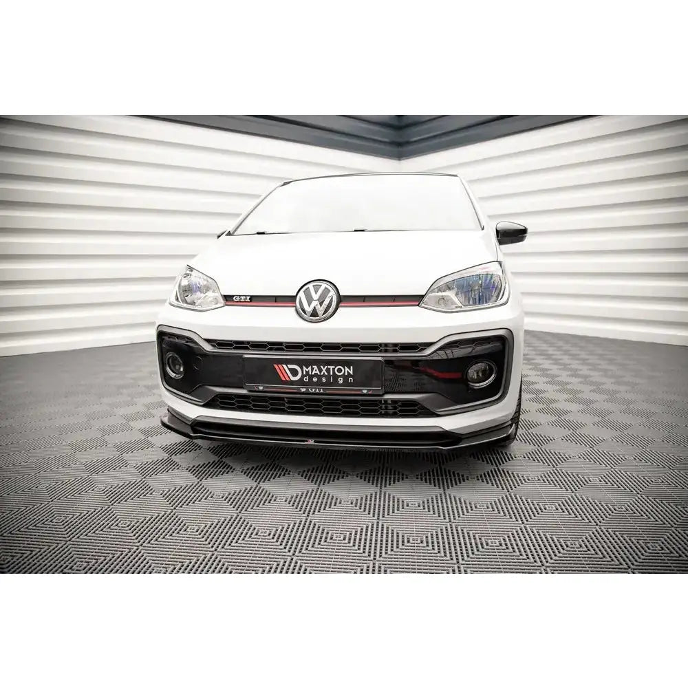 Frontleppe VW Up GTI 18-, svart Maxton design, montert på hvit bil med røde detaljer foran.